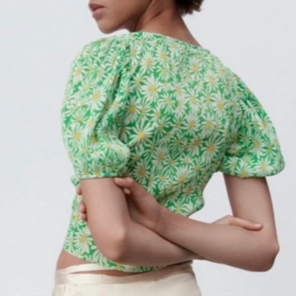 Zara green and white daisy ruched puff sleeve blouse size medium - Picture 3 of 11